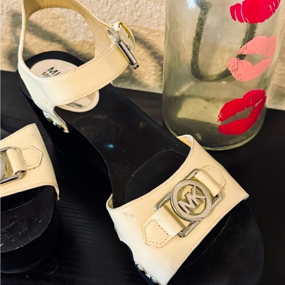Authentic “ MICHAEL KORS “ Sandals size 7M - Picture 4 of 15